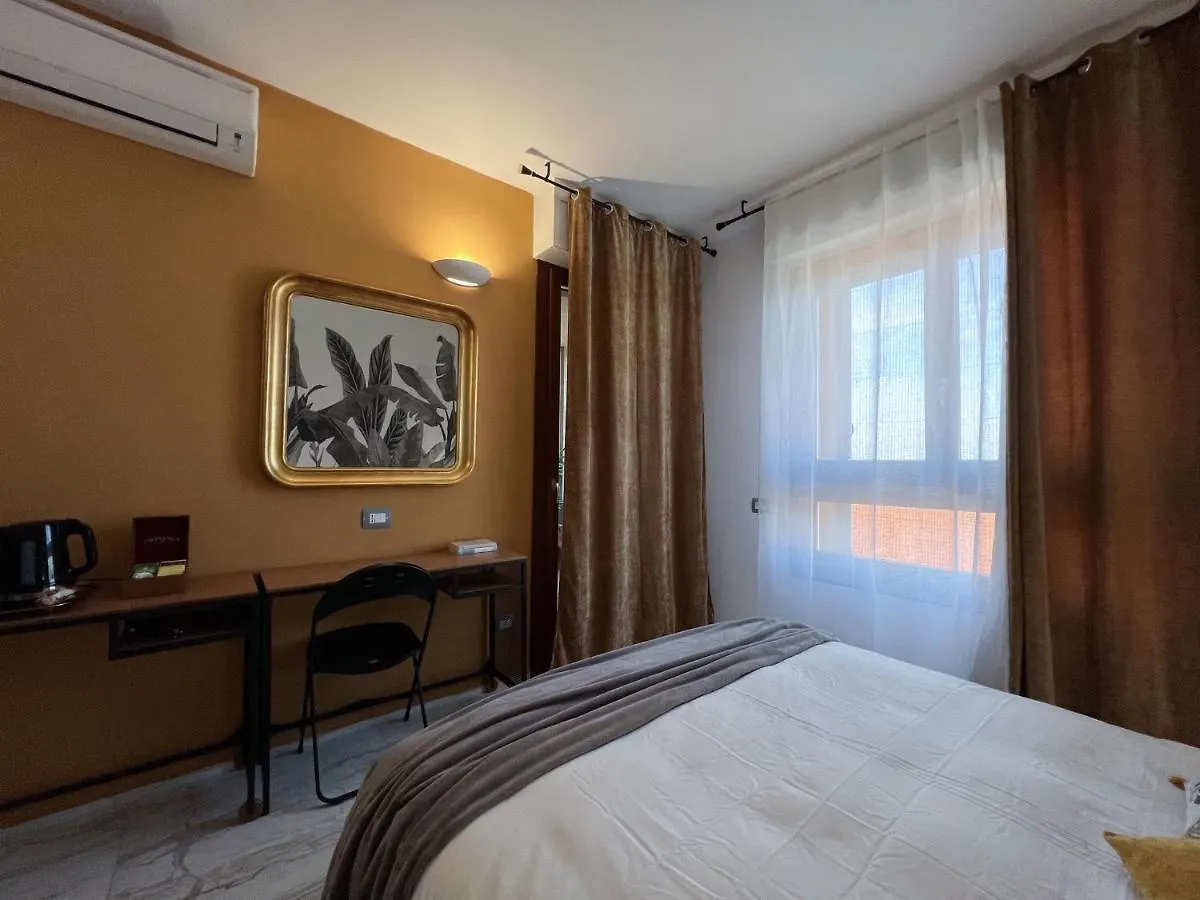 Holy-Day Rooms Milano 0*,  Italia